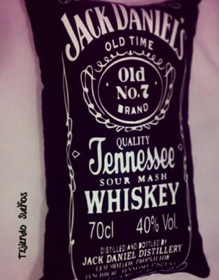 Cojines, mugs, gorras, delantales, fundas para almuhada y mucho mas. Contacto Whatsapp +57 3112135927 Weaving Dreams Diseños personalizados